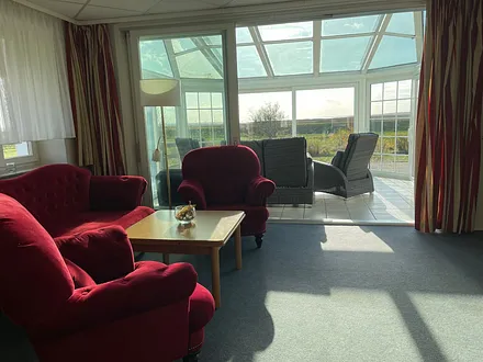 Wohnzimmer mit angrenzendem Wintergarten