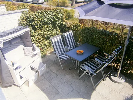 Sonnenterrasse mit Strandkorb, hier finden Sie zusätzlich eine Sonnenliege, Klappstühle u. Strandspielzeug für den Strand 