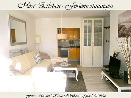 Wohnzimmer mit angeschlossener Kochnische