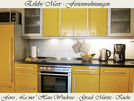 Kochnische mit Backofen, Spülmaschine, Kühlschrank mit Gefrierfach, Mikrowelle usw.