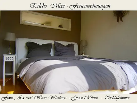 Schlafzimmer mit Doppelbett 