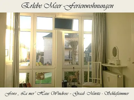 Ausblick aus dem Schlafzimmer, kleiner zweiter Fernseher mit integrierten DVD-Player