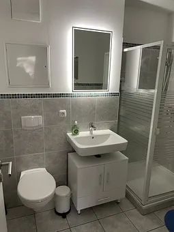 Badezimmer mit Dusche 