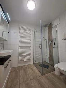 Badezimmer mit Dusche und WC