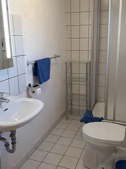 Bad mit Dusche und WC