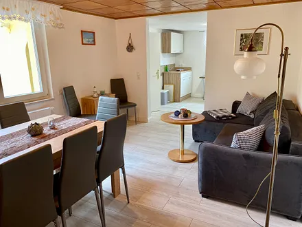 Wohn-und Essbereich mit TV