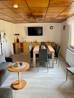 Wohn-und Essbereich mit TV