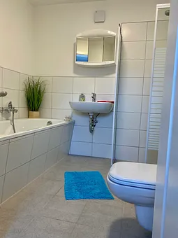 Bad mit Badewanne und Dusche 