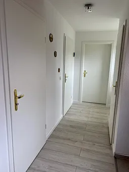 Flur mit Zugang zu den Bädern und Kinderzimmer