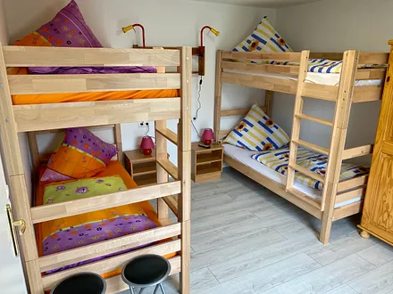 Kinderzimmer mit 2 Doppelstockbetten und TV