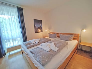 Schlafzimmer mit Doppelbett