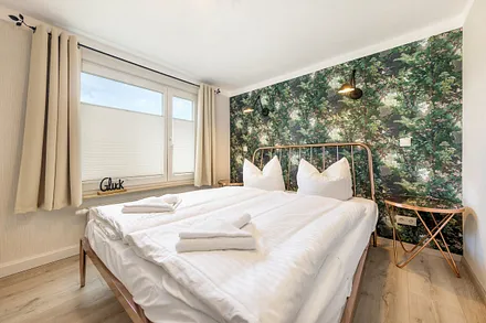 Das kleinere Schlafzimmer mit Doppelbett (160x200cm) ...