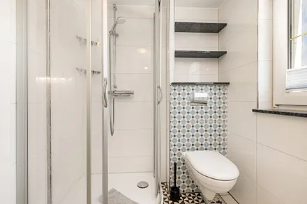 Das schöne Tageslichtbad mit Dusche, WC ...