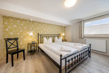 Das größere Schlafzimmer mit Doppelbett (180x200cm), Kleiderschrank und TV.