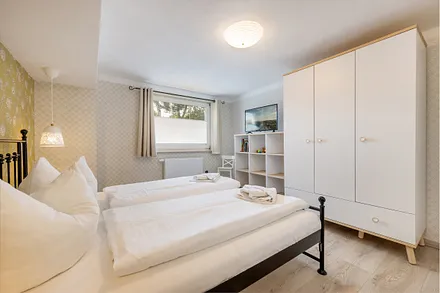 Das Fenster hat Verdunkelungsgardinen. Platz zum Aufstellen eines Kinderbettchens ist ebenfalls.