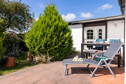 Die Südterrasse ist bequem möbliert. Für die Beschattung gibt es eine Sonnenmarkise.