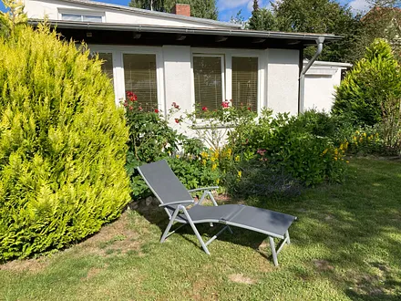 Die Liegewiese vor der Veranda.