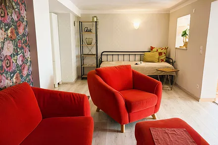 Ganz neu: im Wohnzimmer gibt es ab sofort ein Tagesbett (90x200cm) auf dem für eine 5. Person aufgebettet werden kann.