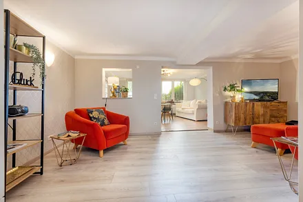 Blick vom Wohnzimmer zur Veranda.