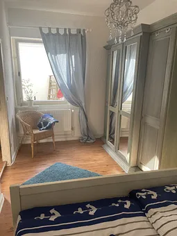 Schlafzimmer mit großem Doppelbett