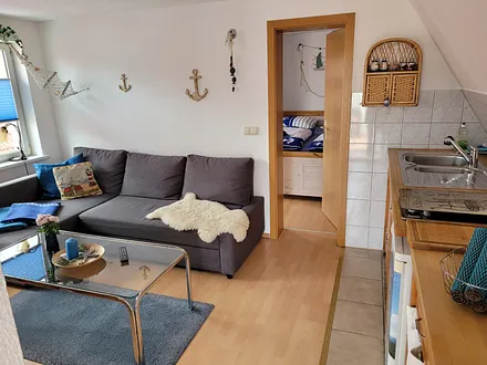 Wohnzimmer mit offener Küche