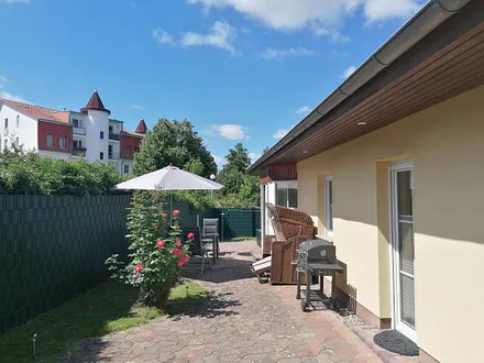 Terrasse mit Sitzmöglichkeiten, Strandkorb, Kohlegrill und Sonnenschirm