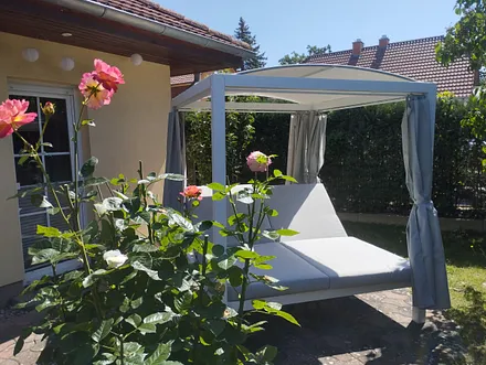 Terrasse mit balinesischer Sonnenliege