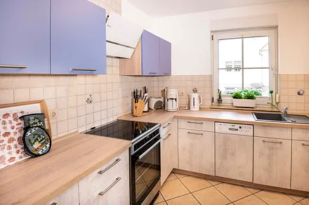 neue Küche, mit Herd, Kühlschrank, Mikrowelle, Geschirrspülmaschine, Toaster, Wasserkocher, Kaffeemaschine