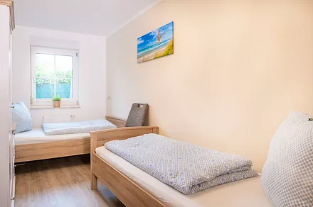Kleines Schlafzimmer mit zwei Einzelbetten