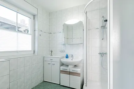 Bad mit Dusche und WC