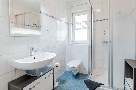 Kleines Badezimmer mit Dusche und WC (am großen Schlafzimmer)