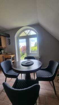 Eßtisch mit Zugang zum Balkon