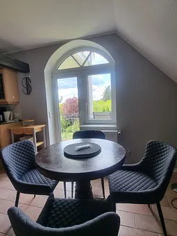 Eßtisch mit Zugang zum Balkon