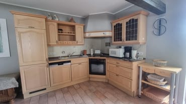 Küchenzeile mit Backofen, Spülmaschine, großer Kühlschrank mit Gefrierfach, Mikrowelle