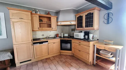 Küchenzeile mit Backofen, Spülmaschine, großer Kühlschrank mit Gefrierfach, Mikrowelle