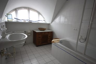 Tageslichtbad mit Badewanne und Handtuchwärmer