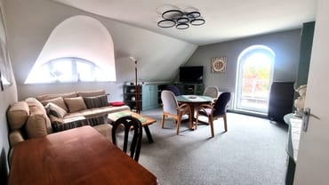 Großes Wohnzimmer mit Sekretär