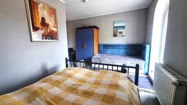 Zugang zum Bakon und Platz vor dem Bett