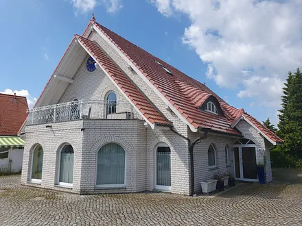 Vorderansicht mit Balkon der Wohung