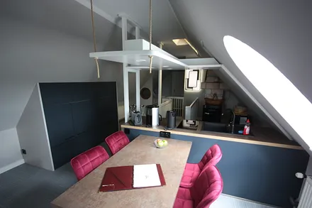 Eßbereich mit Küchenschränken