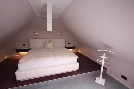 Schlafzimmer mit Boxspringbett