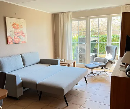 Wohnraum mit offener Aufbettungscouch