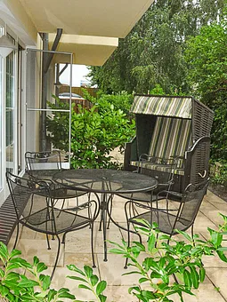 Terrasse mit Strandkorb