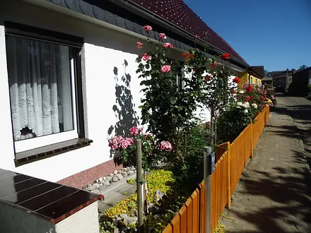 Hausvorderseite mit Vorgarten