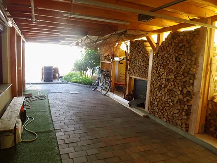 Einfahrt ins Carport