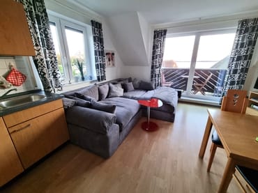 Wohnbereich mit Blick zum Balkon