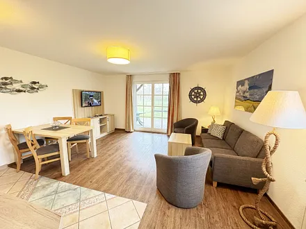 Wohnbereich mit Couch, Couchtisch, Flachbild – TV