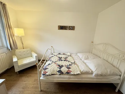 Schlafzimmer mit Doppelbett (1,40 m x 2,00 m), Sideboard, Sessel und Stehlampe (über das Elternschlafzimmer erreichbar)