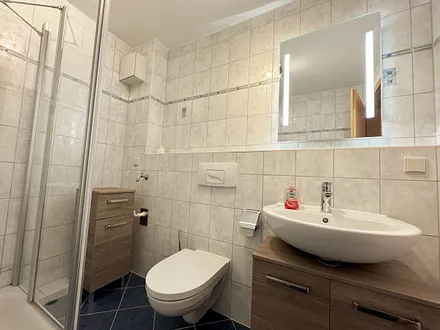 Badezimmer mit Dusche, Waschtisch und WC