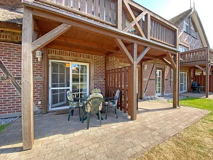 überdachte Terrasse (vom Wohnbereich begehbar)